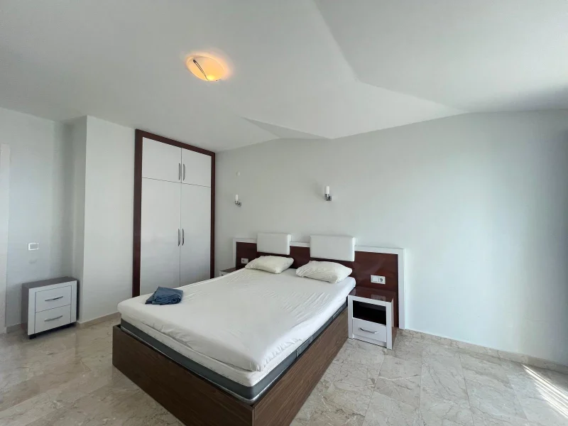 Beachfront 4+1 Apartment in Alanya