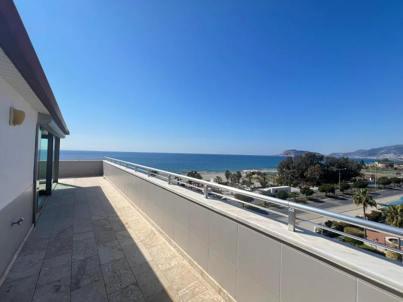 Beachfront 4+1 Apartment in Alanya